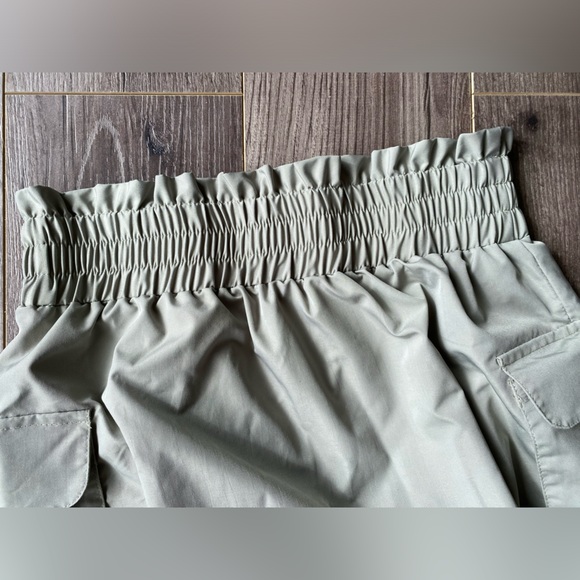 3/$30 SHEIN army green cargo skirt w/ side pockets - Picture 3 of 9